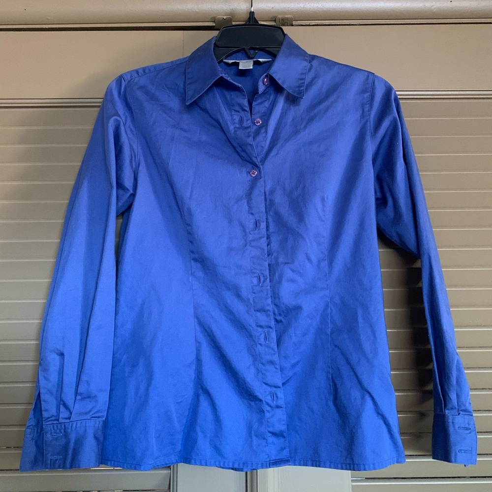 Petite sophisticated long sleeve blue buttons down collar shirt like new. Sz O.
